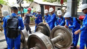 Mahasiswa Politeknik Perkeretaapian Indonesia mengikuti kegiatan Kuliah Kerja Lapangan dengan mengenal komponen dan teknologi lokomotif di Depo Lokomotif KAI Daop 7 Madiun, Kamis (29/10/2026).