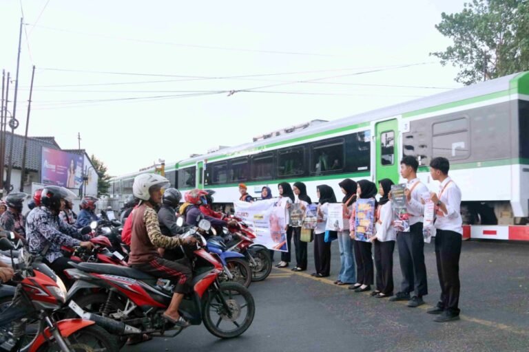 KAI Daop 7 Madiun menggelar sosialisasi keselamatan di perlintasan sebidang JPL 138 Jalan Yos Sudarso dalam rangka memperingati Hari Sumpah Pemuda ke-98, Kamis (29/10/2026).