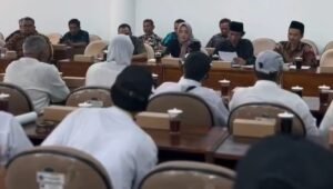 Ketua Komisi III DPRD Kabupaten Blitar Sugianto menerima aspirasi perwakilan warga Desa Sidorejo terkait persoalan HGU perkebunan cengkeh Branggah Banaran/Senggrong.