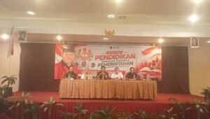 Anggota Fraksi PDI Perjuangan DPRD Jawa Timur Guntur Wahono bersama narasumber saat kegiatan sosialisasi pendidikan terhadap dinamika pemerintahan bersama Dekopinda Kabupaten Blitar di Grand Mansion Hotel, Kanigoro, Rabu (30/9/2026).