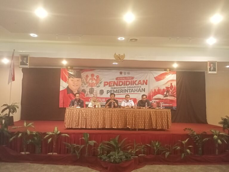 Anggota Fraksi PDI Perjuangan DPRD Jawa Timur Guntur Wahono bersama narasumber saat kegiatan sosialisasi pendidikan terhadap dinamika pemerintahan bersama Dekopinda Kabupaten Blitar di Grand Mansion Hotel, Kanigoro, Rabu (30/9/2026).