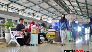 Aktivitas penumpang di stasiun kereta api dengan sejumlah barang bawaan menjelang perjalanan. KAI Daop 7 Madiun mengingatkan pelanggan untuk mematuhi ketentuan bagasi demi keamanan dan kenyamanan bersama.