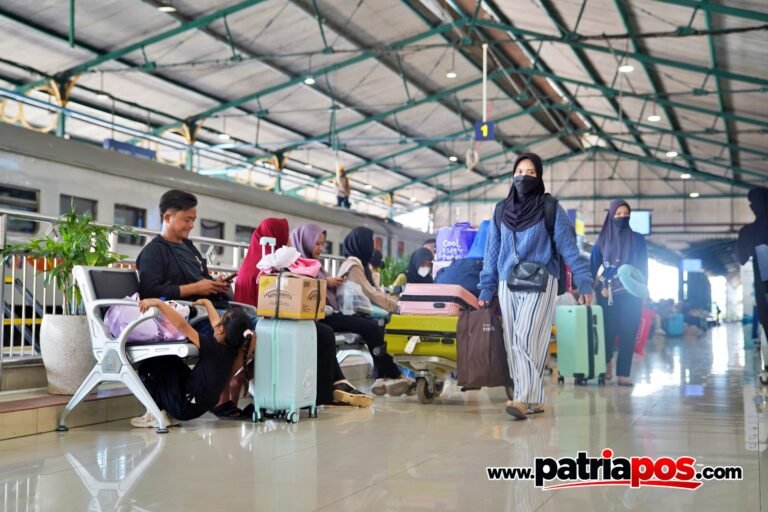 Aktivitas penumpang di stasiun kereta api dengan sejumlah barang bawaan menjelang perjalanan. KAI Daop 7 Madiun mengingatkan pelanggan untuk mematuhi ketentuan bagasi demi keamanan dan kenyamanan bersama.