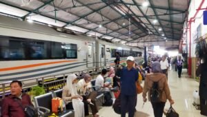Penumpang berada di area stasiun dalam layanan KAI Daop 7 Madiun. Jumlah pelanggan kereta api di wilayah tersebut mencapai 4,66 juta orang hingga September 2026.