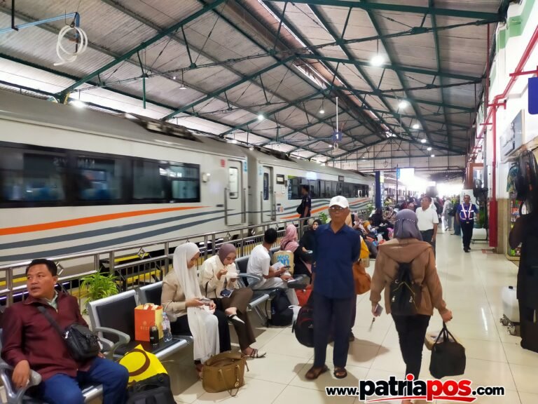 Penumpang berada di area stasiun dalam layanan KAI Daop 7 Madiun. Jumlah pelanggan kereta api di wilayah tersebut mencapai 4,66 juta orang hingga September 2026.