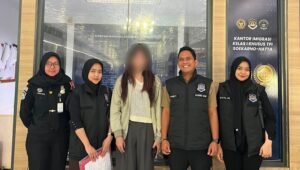 Petugas Kantor Imigrasi Blitar bersama seorang warga negara asing (WNA) dalam proses penanganan kasus overstay sebelum yang bersangkutan dideportasi ke Jepang.