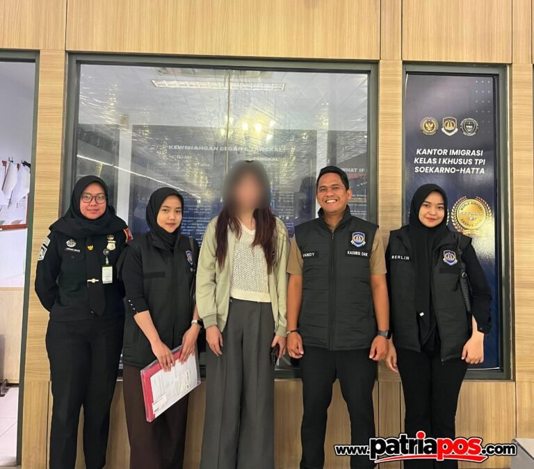 Petugas Kantor Imigrasi Blitar bersama seorang warga negara asing (WNA) dalam proses penanganan kasus overstay sebelum yang bersangkutan dideportasi ke Jepang.