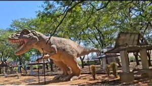 Patung dinosaurus berdiri di salah satu sudut Kenjeran Park (Kenpark), Surabaya, yang kini tampak lengang.