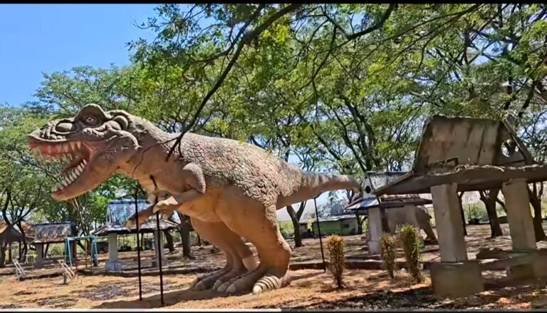 Patung dinosaurus berdiri di salah satu sudut Kenjeran Park (Kenpark), Surabaya, yang kini tampak lengang.