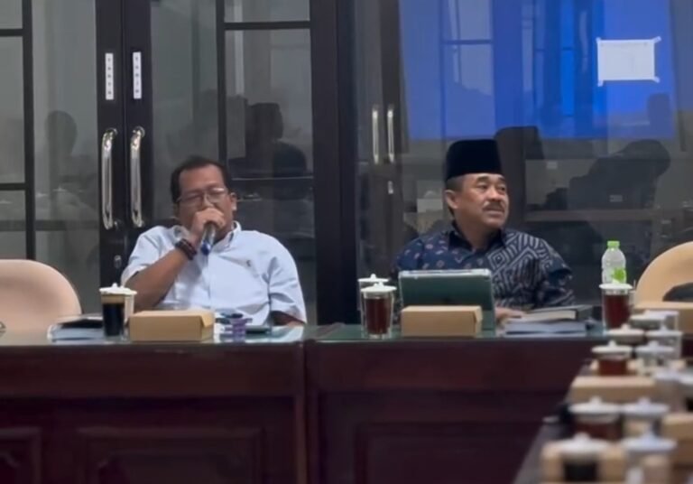 Suasana Rapat Kerja Banggar DPRD Kabupaten Blitar bersama TAPD terkait Pembahasan Hasil Evaluasi Gubernur Jawa Timur atas Raperda Perubahan APBD TA 2026 di Kantor DPRD Kabupaten Blitar, Kanigoro.