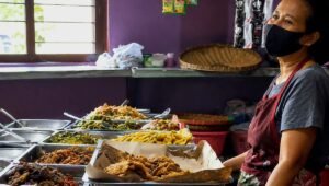 Warung Jendil Mbah Yamah di Kabupaten Blitar.