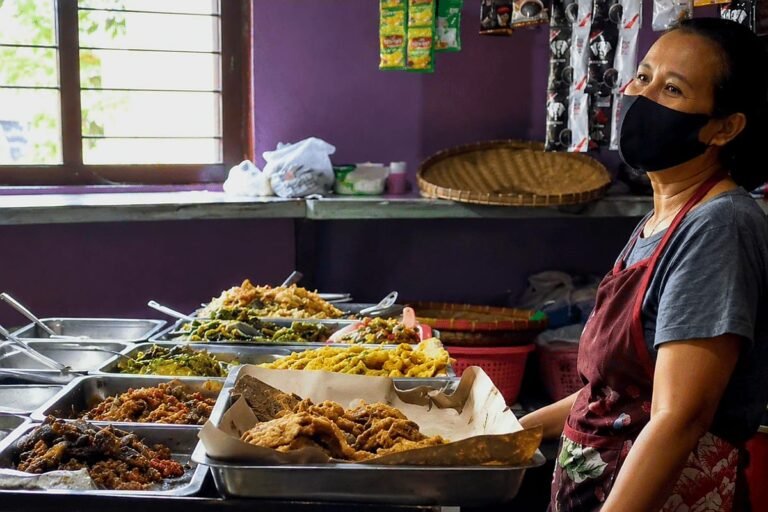 Warung Jendil Mbah Yamah di Kabupaten Blitar.