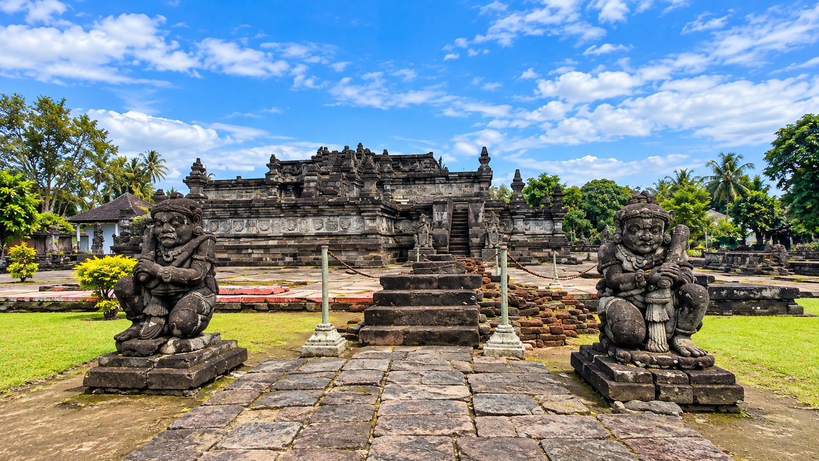 Bangunan dan arca batu di kompleks Candi Penataran, Kabupaten Blitar, Jawa Timur.