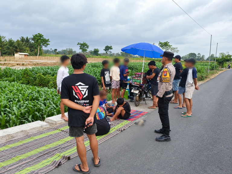 Petugas Polsek Gandusari mendatangi lokasi berkumpulnya sejumlah remaja di Desa Sukosewu, Kecamatan Gandusari, Kabupaten Blitar, setelah menerima pengaduan melalui Call Center 110, Jumat (23/10/2026).