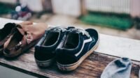 Ini Cara Ampuh Mengatasi Sepatu Basah karena Kehujanan agar Tidak Bau