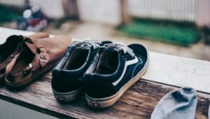 Ilustrasi cara mengeringkan sepatu setelah kehujanan agar tidak lembap dan menimbulkan bau tidak sedap.