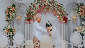 Ilustrasi pasangan pengantin adat Jawa.