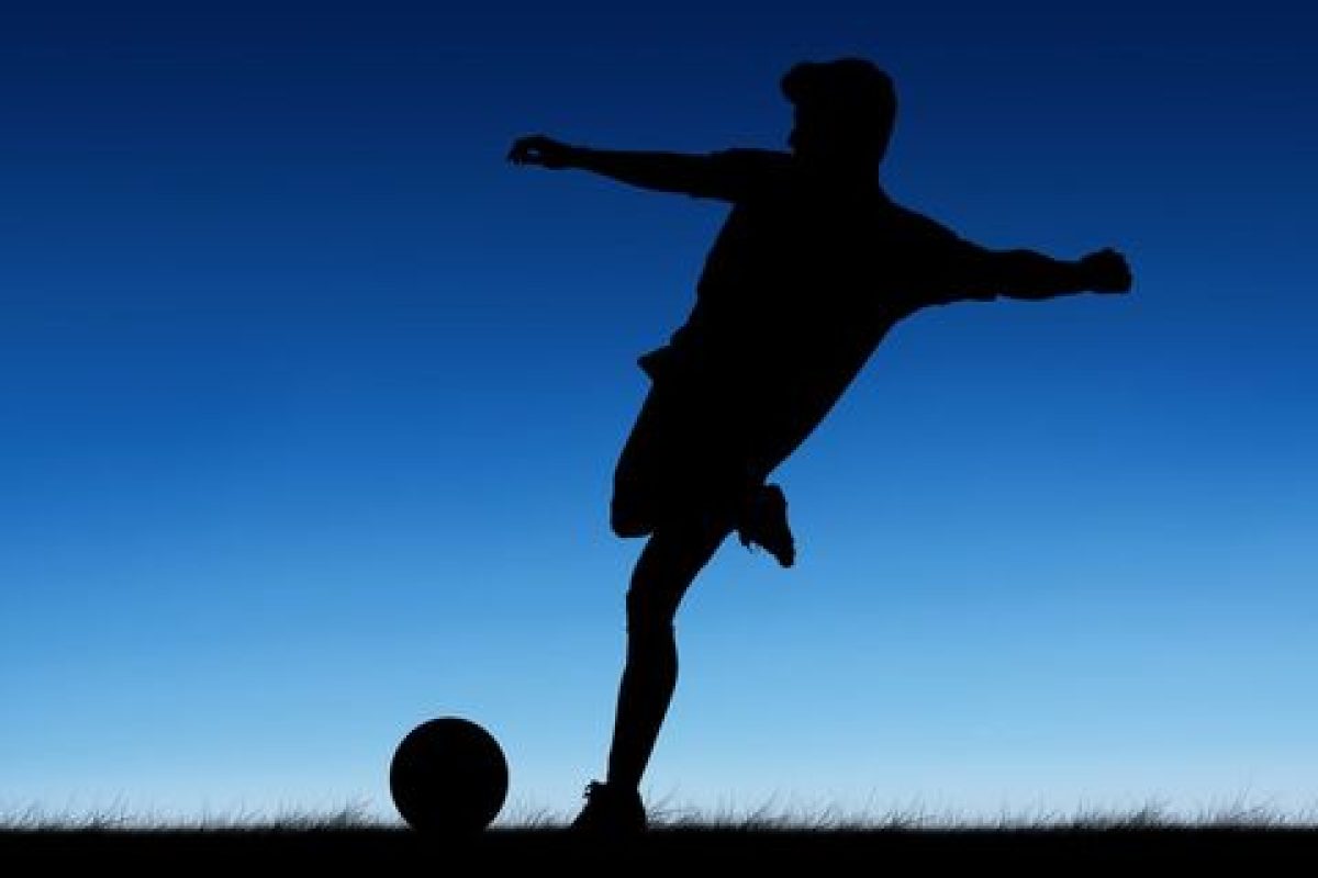 Ilustrasi Siluet Pemain Indonesia Menatap Bola Dunia (World Cup) Ilustrasi Siluet Pemain Indonesia Menatap Bola Dunia (World Cup)
