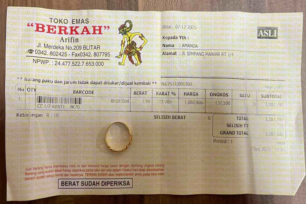 Barang bukti nota pembelian emas yang berhasil diamankan polisi dalam kasus pencurian perhiasan senilai Rp 65 juta di Nglegok, Kabupaten Blitar.