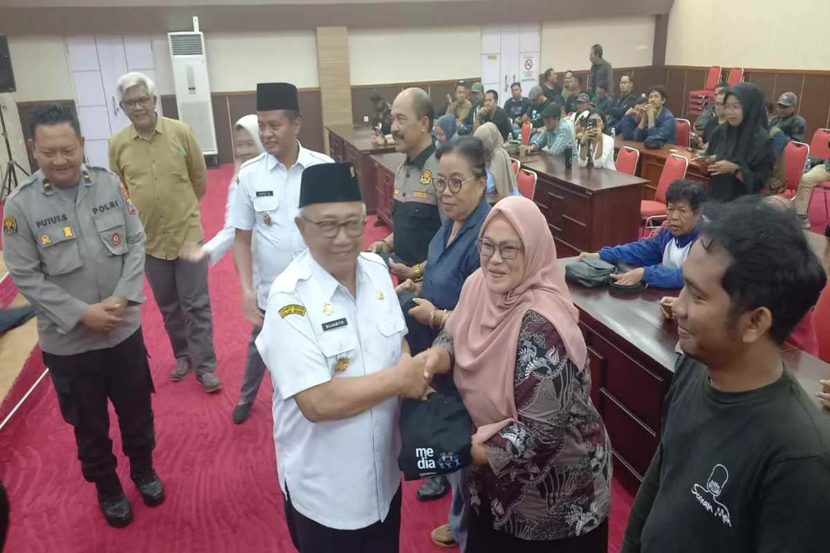 Bupati Blitar H. Rijanto bersalaman dengan perwakilan insan pers usai kegiatan Community Gathering bersama Diskominfo dan Polres Blitar di Ruang Rapat Candi Penataran, Rabu (12/11/2025).