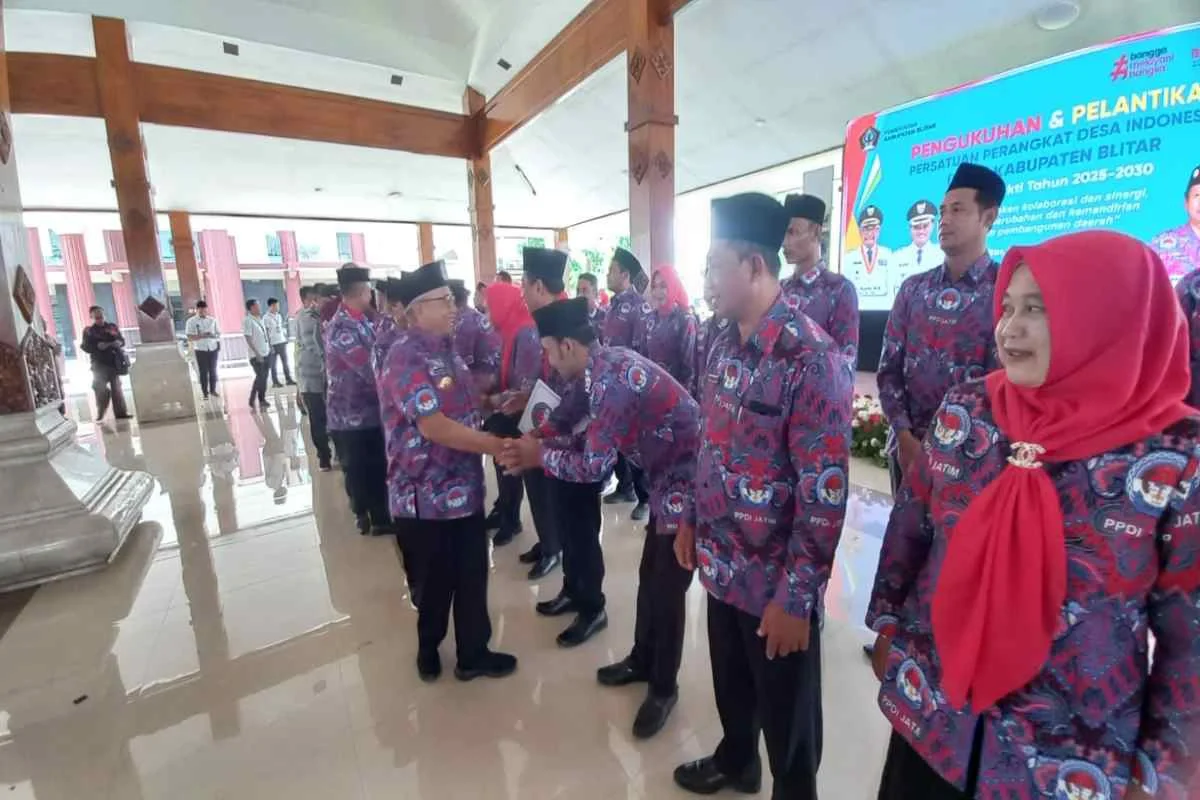 Bupati Blitar Rijanto berjabat tangan dengan pengurus Persatuan Perangkat Desa Indonesia (PPDI) Kabupaten Blitar usai prosesi pengukuhan di Pendopo Kantor Kabupaten Kanigoro, Selasa (11/11/2025).