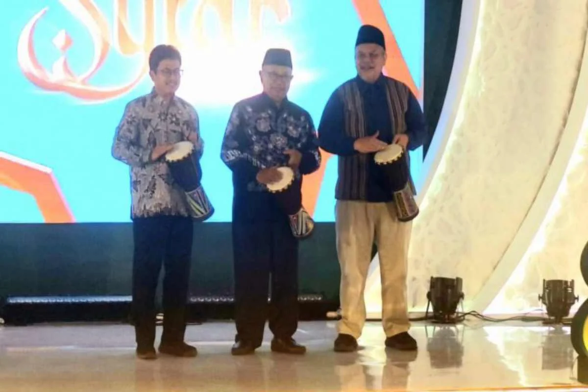 Bupati Blitar bersama pejabat Bank Indonesia dan perwakilan daerah memukul jimbe sebagai tanda dibukanya acara Semarak Ekonomi Syariah Wilayah Mataraman (SYIAR) 2025 di Pendopo Sasana Adhi Praja, Kamis malam (14/8/2025).