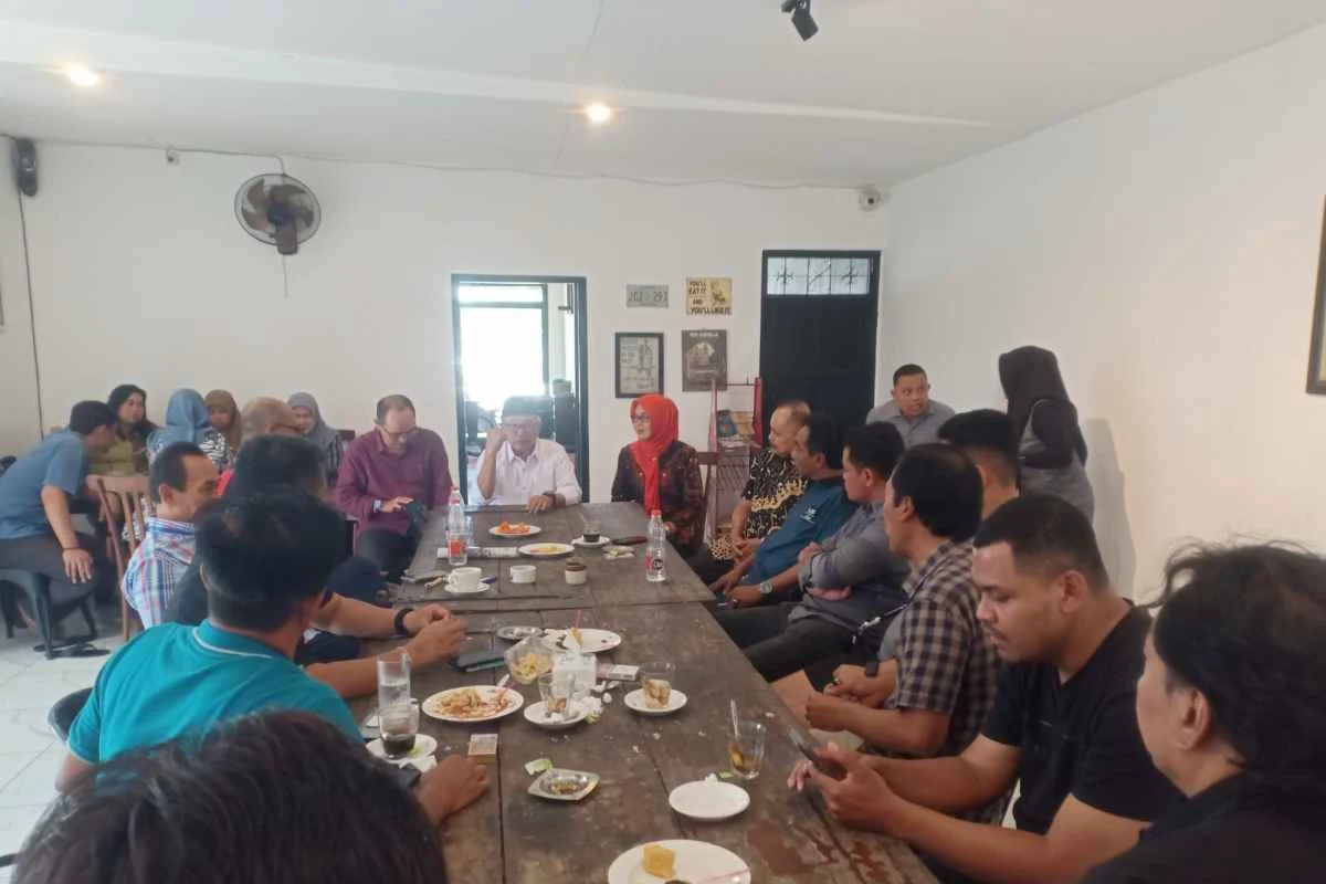 Bupati Rijanto melakukan rakor bersama lintas sektoral usai meninjau kantor DPRD Kabupaten Blitar yang dirusak massa.