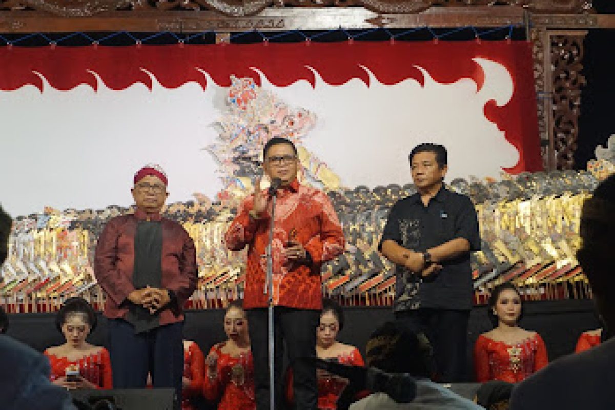 Suasana pertunjukan budaya dalam rangka Bulan Bung Karno di Alun-Alun Kanigoro, Kabupaten Blitar, Senin (15/6/2026) malam.