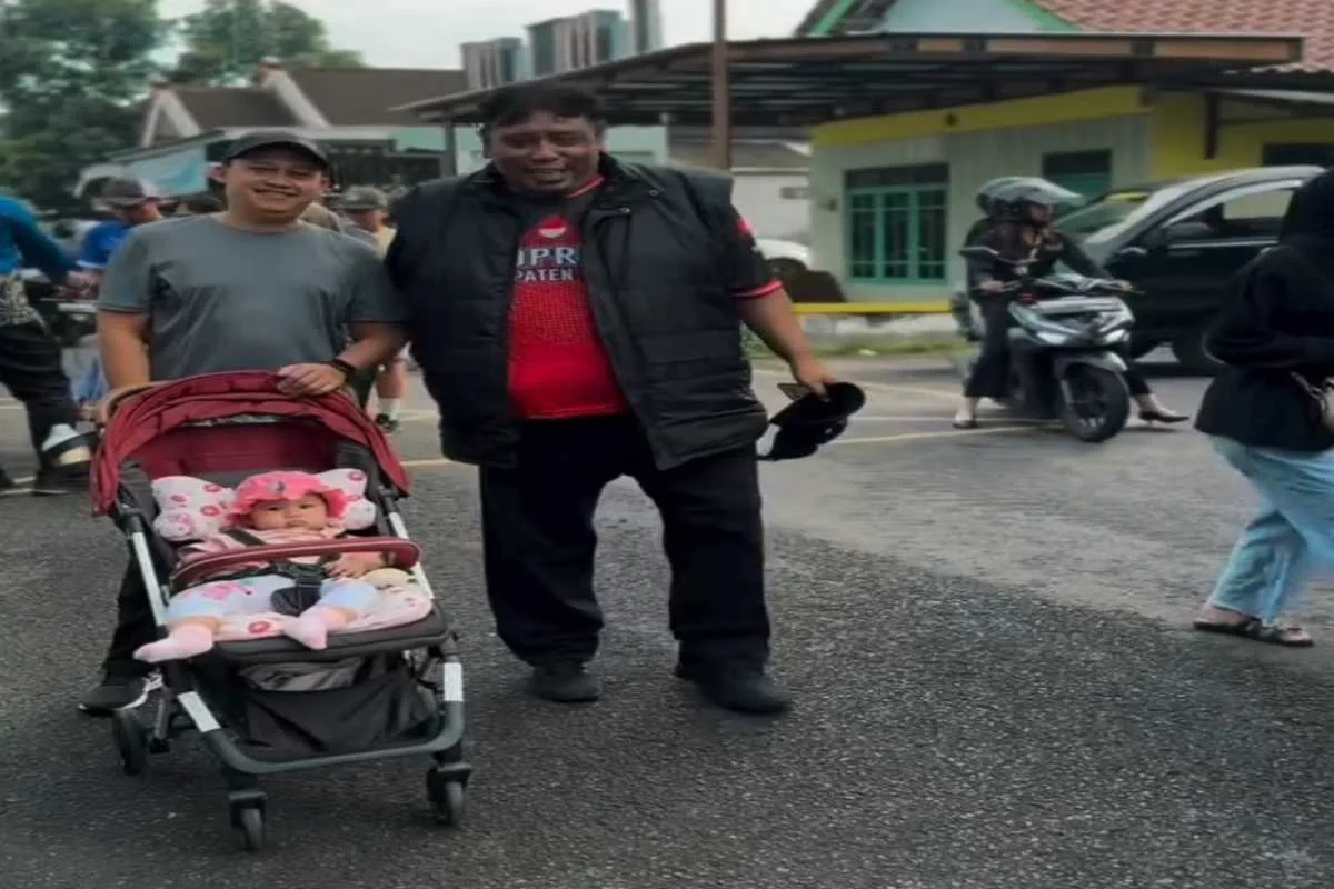 Fatatoh Hironi Ulya saat mengikuti kegiatan Car Free Day (CFD) bersamaan dengan acara Jalan Sehat di Alun-Alun Kanigoro, Minggu pagi (2/11/2025).