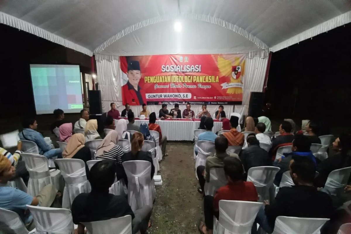 Guntur Wahono saat memberikan sosialisasi Penguatan Ideologi Pancasila kepada para pemuda dan tokoh masyarakat di Blitar, Sabtu malam (25/10/2025).