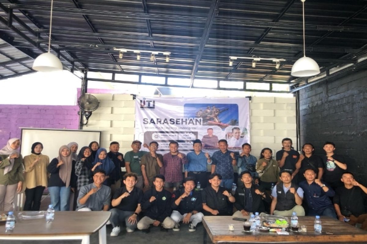 Ikatan Jurnalis Televisi Indonesia (IJTI) Korda Blitar Raya bersama HMI dan Lembaga Pers Mahasiswa gelar sarasehan “Hitam Putih Undang-undang TNI”, Selasa (29/4/2025).