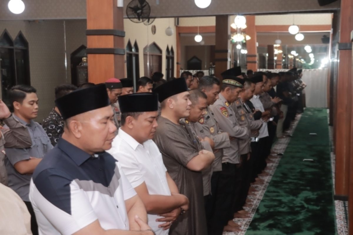 IMG-20250318-WA0010 Caption Polres Blitar sedang menjalankan sholat gaib