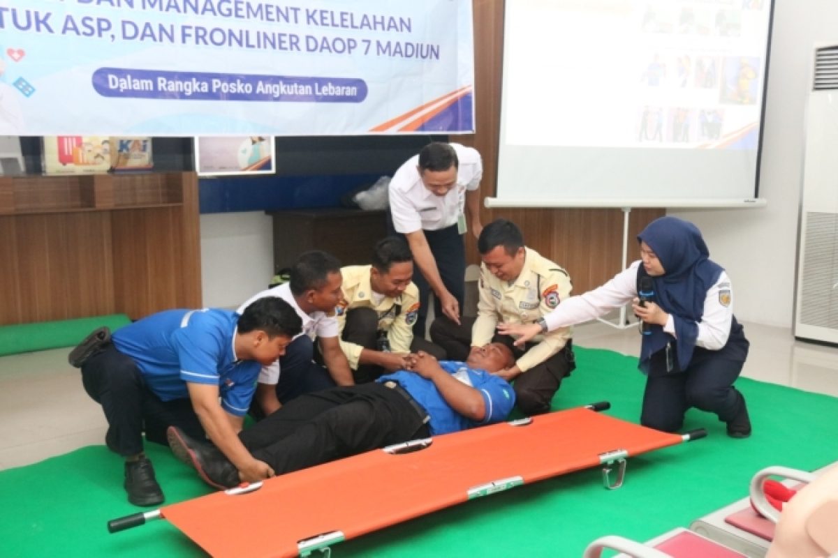 Caption PT KAI memberikan pembekalan pelatihan penyegaran (refreshing) Pertolongan Pertama Pada Kecelakaan