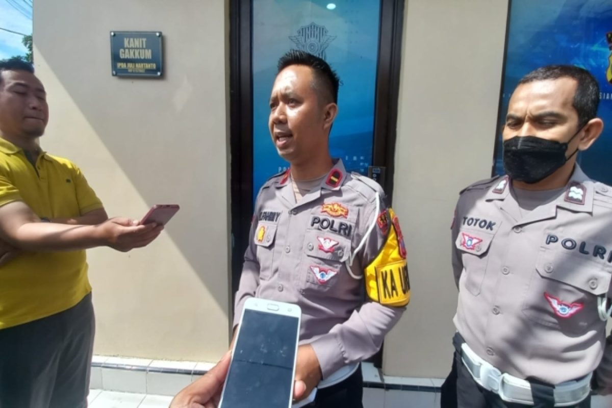 IMG-20250320-WA0003 Caption Ipda M. Fahmi Y, KBO Lantas Polres Blitar, beri keterangan pers soal persiapan Operasi Ketupat di Mapolres, Kamis (20/3)