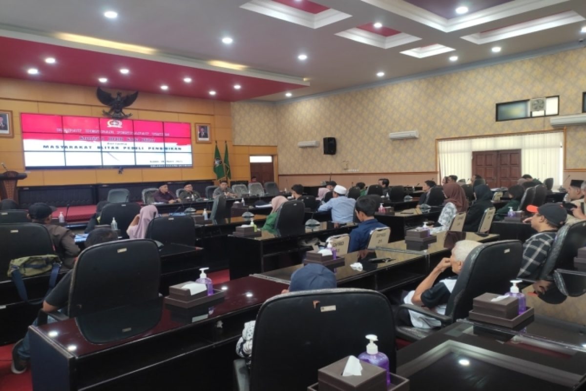 Caption Komisi 1 DPRD Kota Blitar menggelar rapat dengar pendapat dengan
Kelompok Masyarakat Peduli Pendidikan Blitar di kantor DPRD setempat, Kamis (20/3/2025).