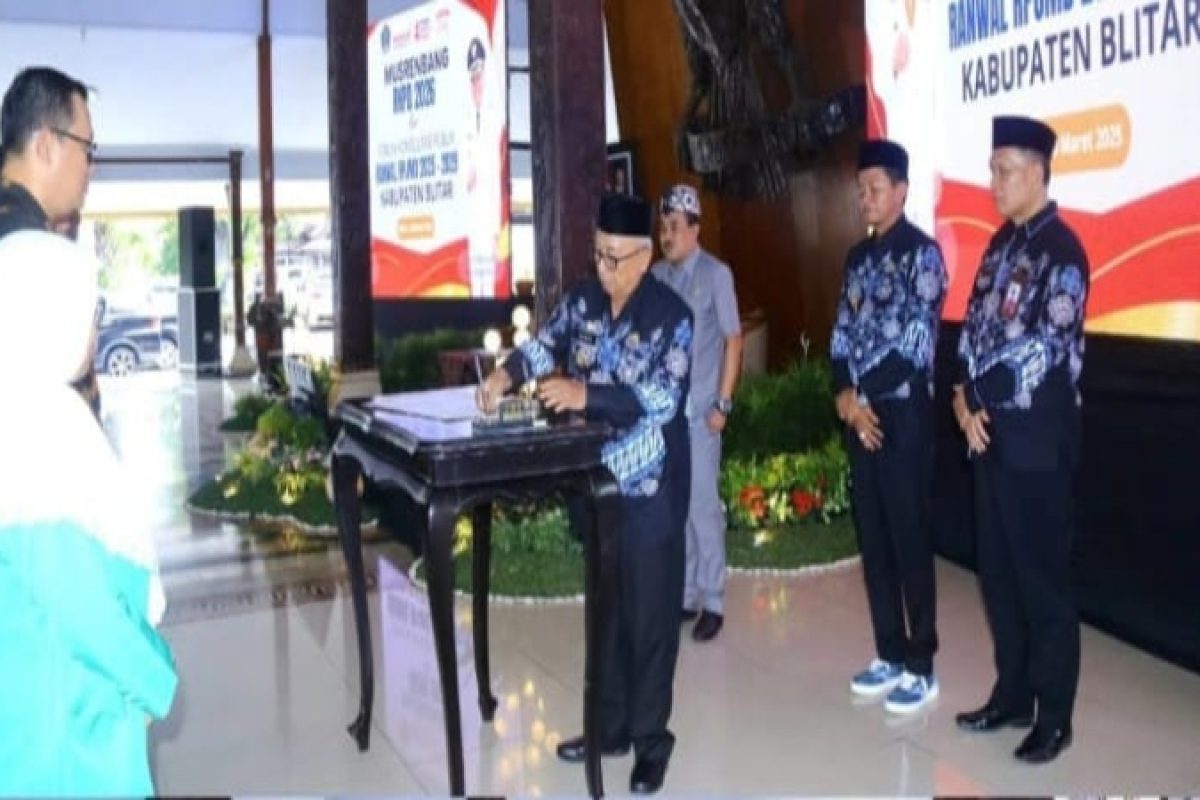 Caption Bupati dan Wakil Bupati Blitar, Rijanto- Beky Herdiansah  saat menghadiri acara Musrenbang RKPD tahun 2026 dan Forum Konsultasi Publik Rencana Rancangan Awal RPJMD Kabupaten Blitar, tahun 2025-2029 di Pendopo Ronggo Hadinegoro, Kamis (20/3/2025).