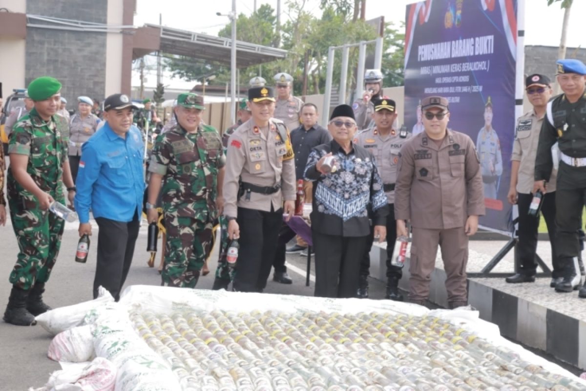 IMG-20250320-WA0029 Caption Bupati Blitar Rijanto bersama Polres Blitar melaksanakan pemusnahan miras di Mapolres Blitar, Kamis (20/3/2025).
