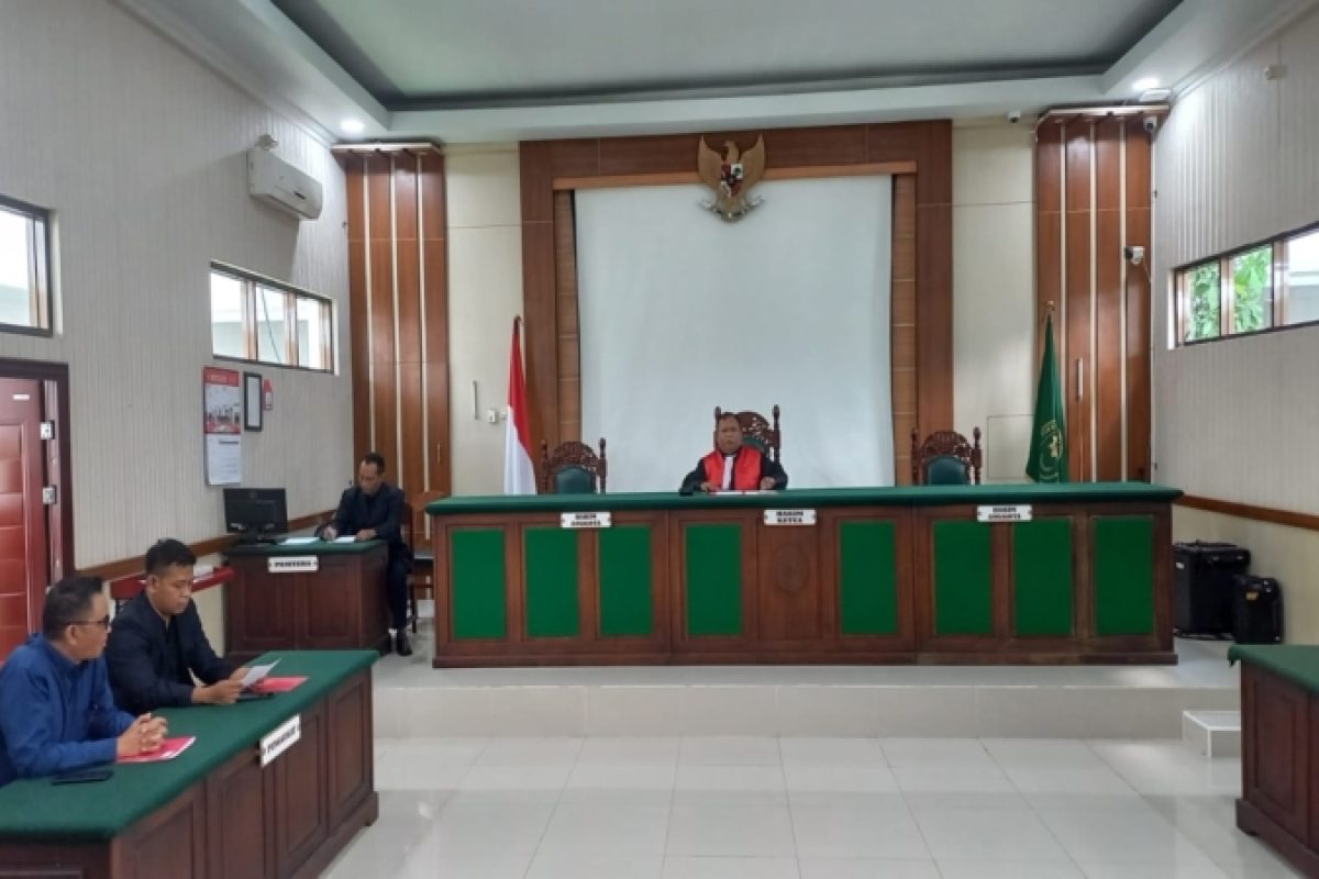 IMG-20250325-WA0008 Caption: Kuasa Hukum MM mencabut permohonan Praperadilan soal penyitaan barang dalam kasus dugaan korupsi proyek pembangunan Dam Kali Bentak di Panggungrejo oleh Kejaksaan Negeri Blitar ke Pengadilan Negeri Blitar, Selasa (25/3/2025).