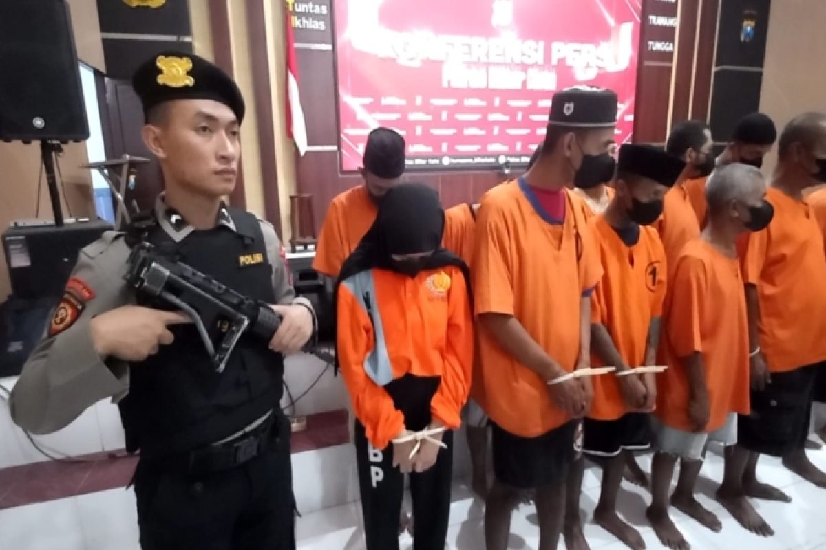 Caption: DER tersangka kasus pornografi saat dipamerkan polisi dalam kegiatan press release di Mapolresta Blitar, Selasa (25/3/2025).