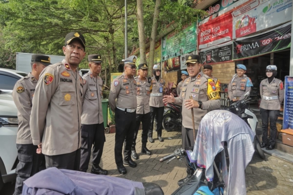 Caption Kapolres Blitar bersama Pejabat Utama (PJU) Polres Blitar melakukan inspeksi ke Pos Pengamanan (Pos PAM) Selorejo, Kabupaten Blitar, Rabu (26/3/2025).