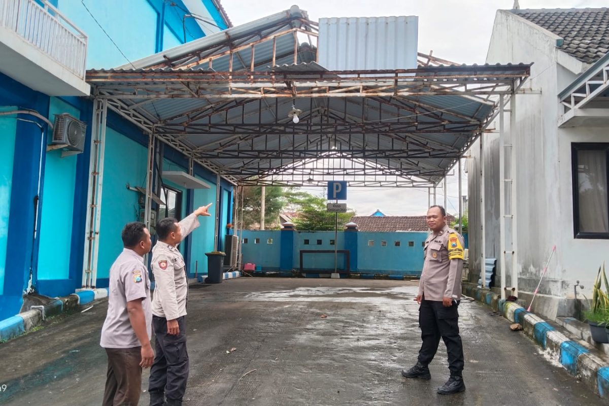 Caption angin puting beliung menerjang pesisir Blitar sejumlah rumah dan fasilitas umum rusak akibat terjangan angin kencang di Desa Tambakrejo, Wonotirto Jumat, (28/3/25).