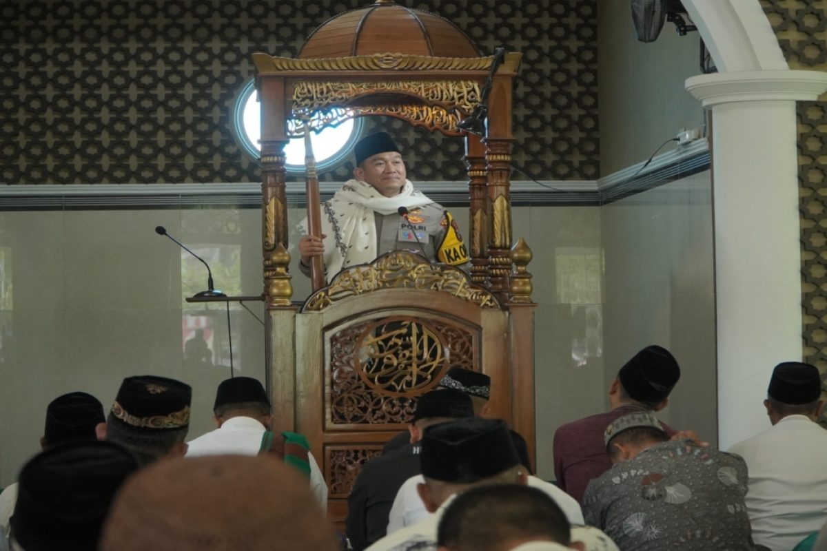 AKBP Arif Fazlurrahman saat menyampaikan ceramah dan pesan moral kepada jamaah dalam sebuah kegiatan keagamaan. AKBP Arif Fazlurrahman saat menyampaikan ceramah dan pesan moral kepada jamaah dalam sebuah kegiatan keagamaan.