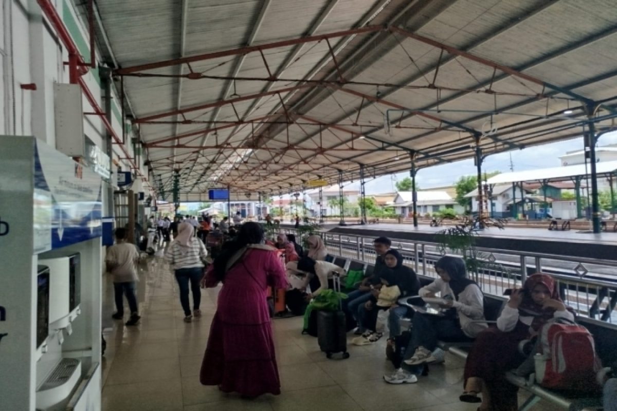 Caption suasana arus mudik H2 pasca lebaran para penumpang kereta api