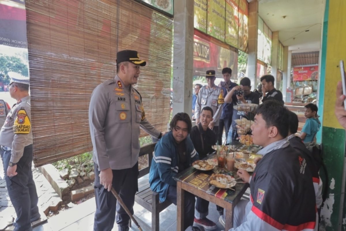 Caption Kapolres Blitar memastikan arus para pemudik berjalan aman dan lancar