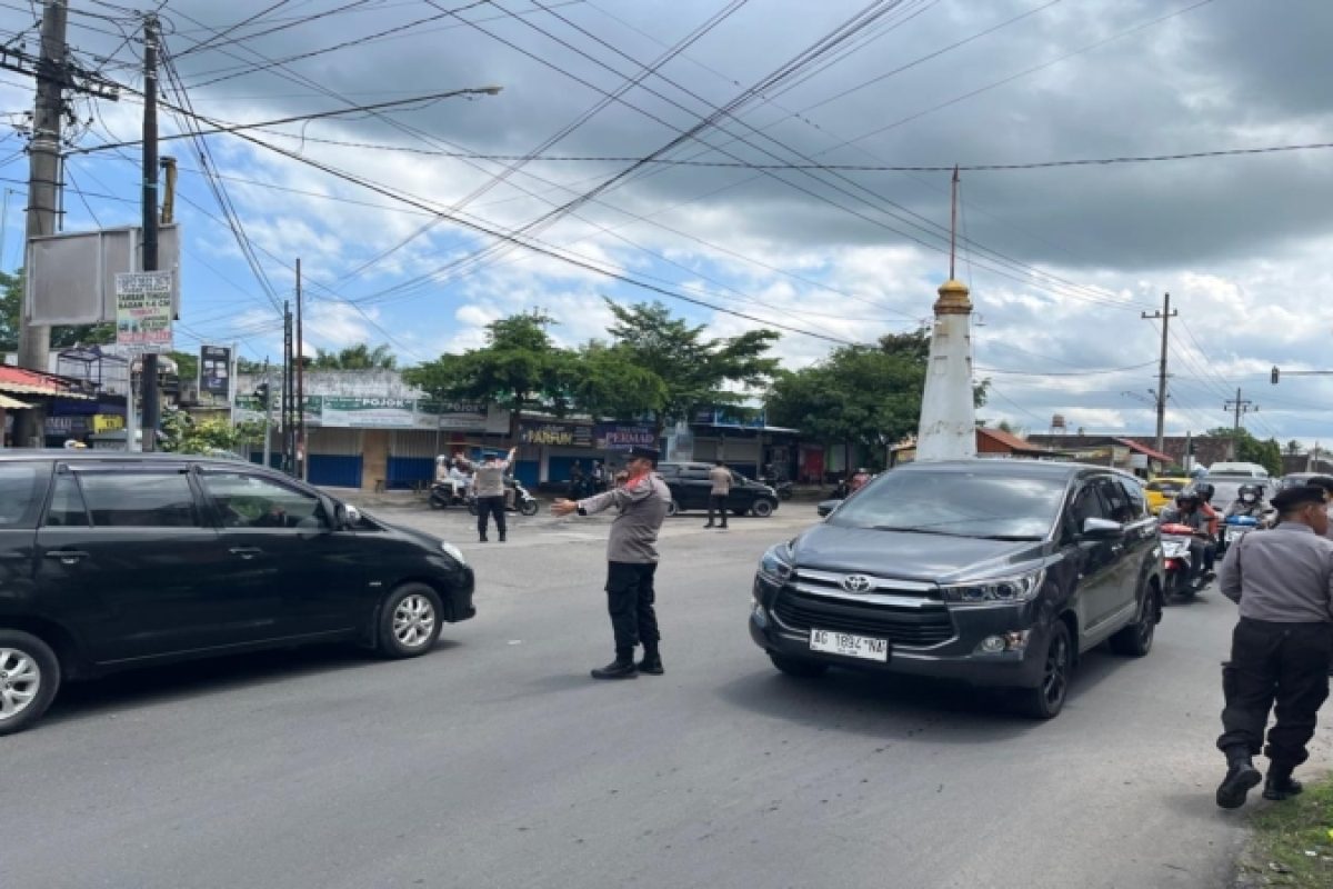 Caption: Sejumlah anggota polisi Satlantas Polres Blitar mengatur arus lalin pada saat lebaran