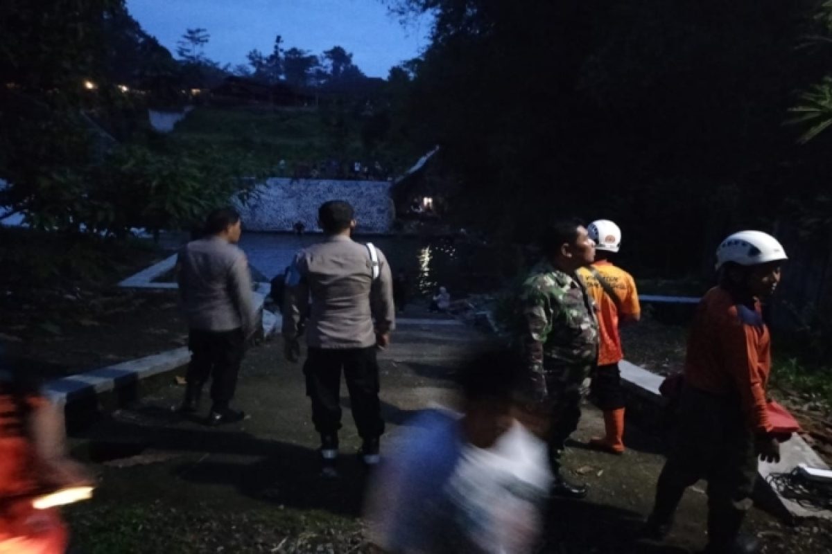 Tim gabungan dari Polres Blitar, TNI, dan BPBD Kabupaten Blitar berhasil menemukan dan mengevakuasi korban tenggelam di Dam Sungai Berut, Desa Jatinom, pada Kamis malam, 3 April 2025.