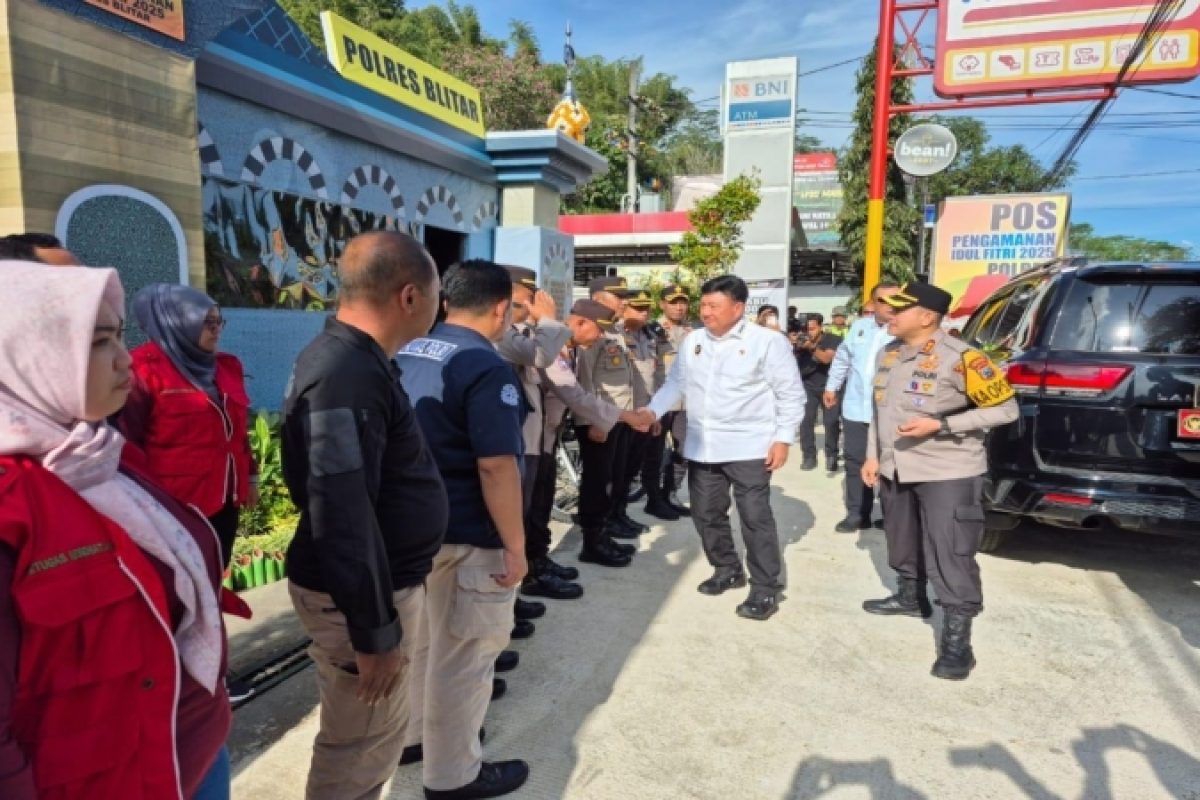 Caption Menkopolkam Jenderal (Purn) Budi Gunawan meninjau Pos Pengamanan Operasi Ketupat Semeru 2025 di Selorejo, Blitar.