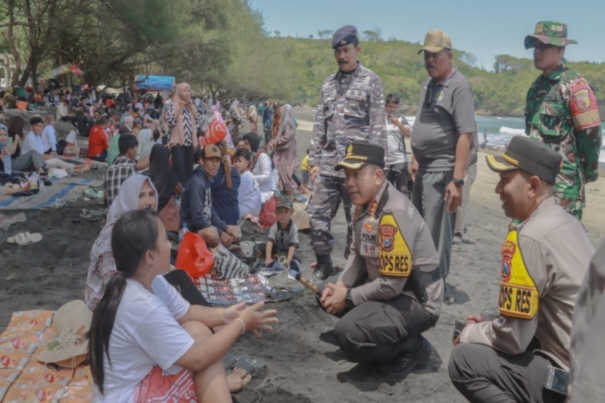 IMG-20250407-WA0003 Caption Kapolres Blitar meninjau sejumlah kawasan wisata pantai untuk memastikan kelancaran dan keamanan arus balik Lebaran Minggu, (6/4/2025).