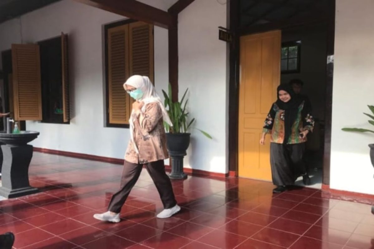 Foto: Mantan Bupati Blitar Rini Syarifah meninggalkan ruangan penyidik usai menjalani pemeriksaan sebagai saksi terkait kasus korupsi proyek Dam Kali Bentak senilai Rp 4,9 miliar di kantor Kejaksaan Negeri Kabupaten Blitar, Rabu (16/4/2025).