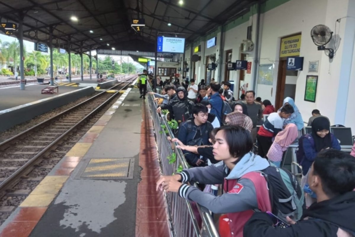 Foto: Penumpang kereta api saat tengah menunggu kedatangan kereta api di Stasiun Foto: Penumpang kereta api saat tengah menunggu kedatangan kereta api di Stasiun